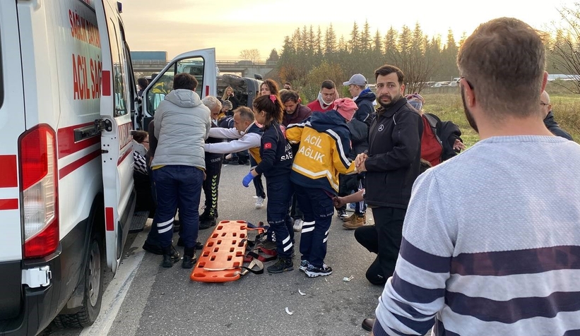 sakarya-ya-gelen-minibus-kaza-yapti-17-yaralis1rlbez2qk