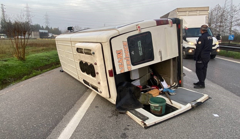 sakarya-ya-gelen-minibus-kaza-yapti-17-yaralis1rlbez2qk