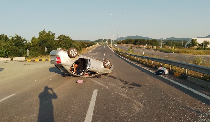 Sakarya'ya gelirken kaza yaptılar: 3 yaralı