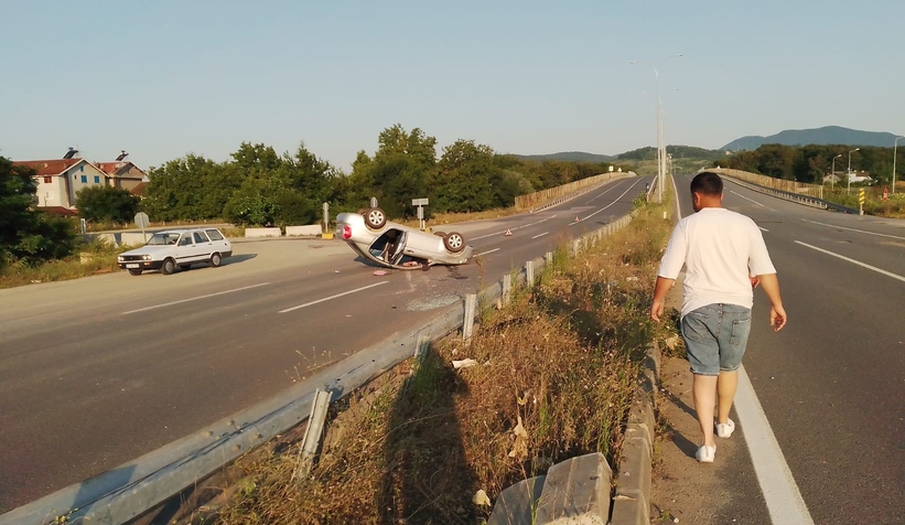 Sakarya'ya gelirken kaza yaptılar: 3 yaralı