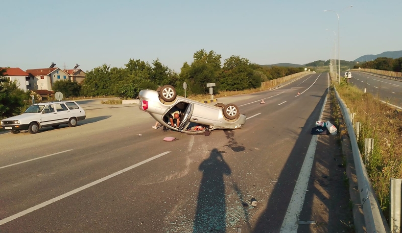 Sakarya'ya gelirken kaza yaptılar: 3 yaralı