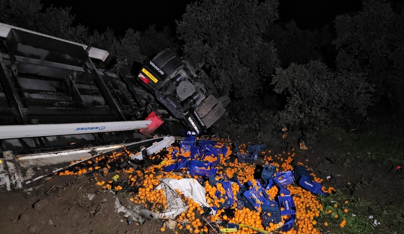 sakarya-ya-mandalina-getiren-tir-kaza-yapti-1-olu-2-yaraliohzvdmjhc2