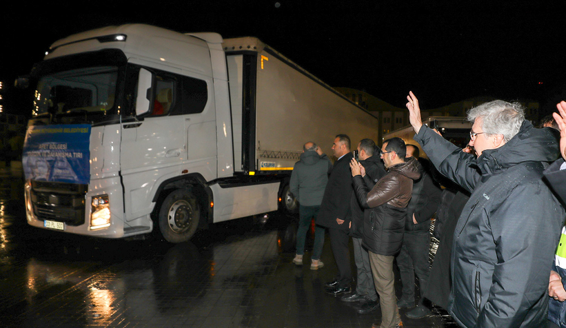sakarya-yardimda-oncu-oldu-25-yardim-tiri-55-is-makinasi-ve-124-personelk296citkc3