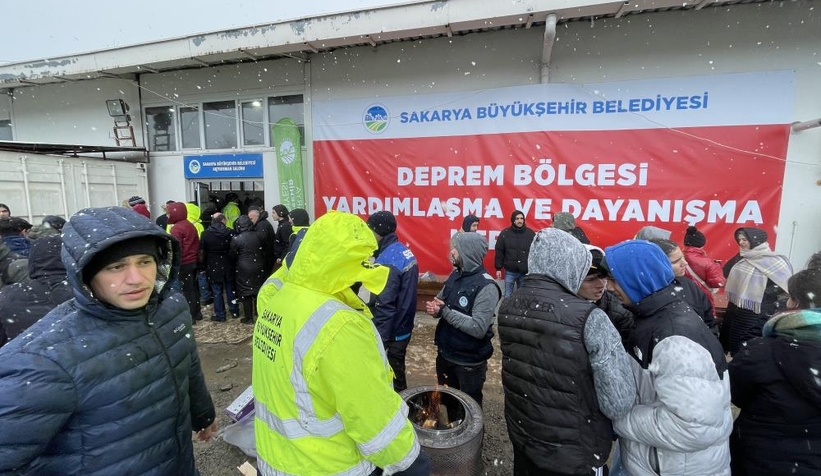 sakarya-yardimda-oncu-oldu-25-yardim-tiri-55-is-makinasi-ve-124-personelk296citkc3