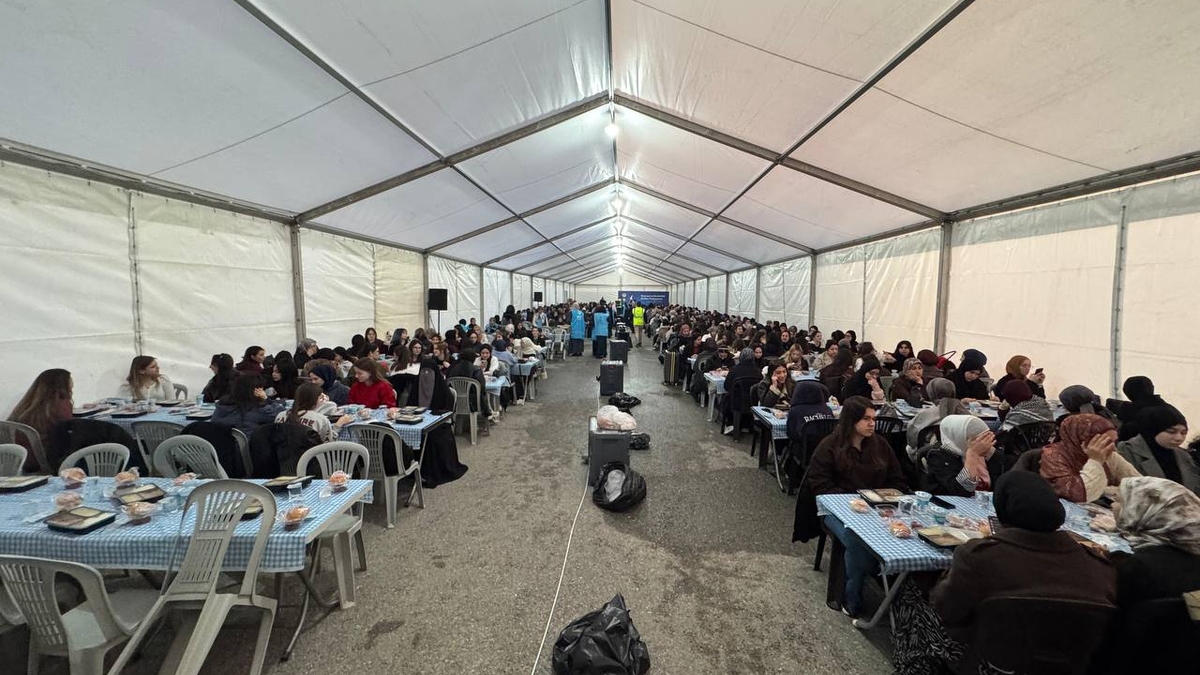 Sakarya’da farklı renk ve coğrafyadan öğrenciler aynı sofrada oruç açıyor