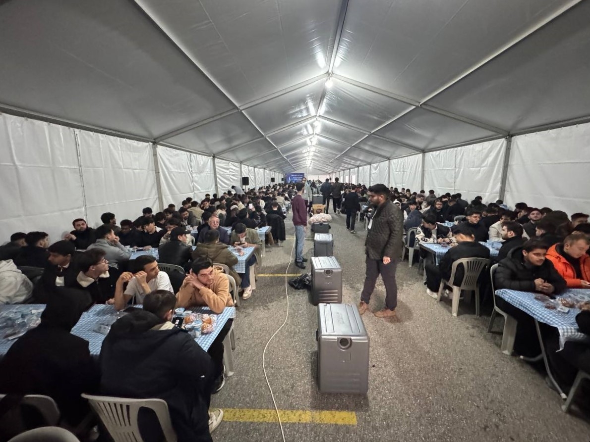 Sakarya’da farklı renk ve coğrafyadan öğrenciler aynı sofrada oruç açıyor