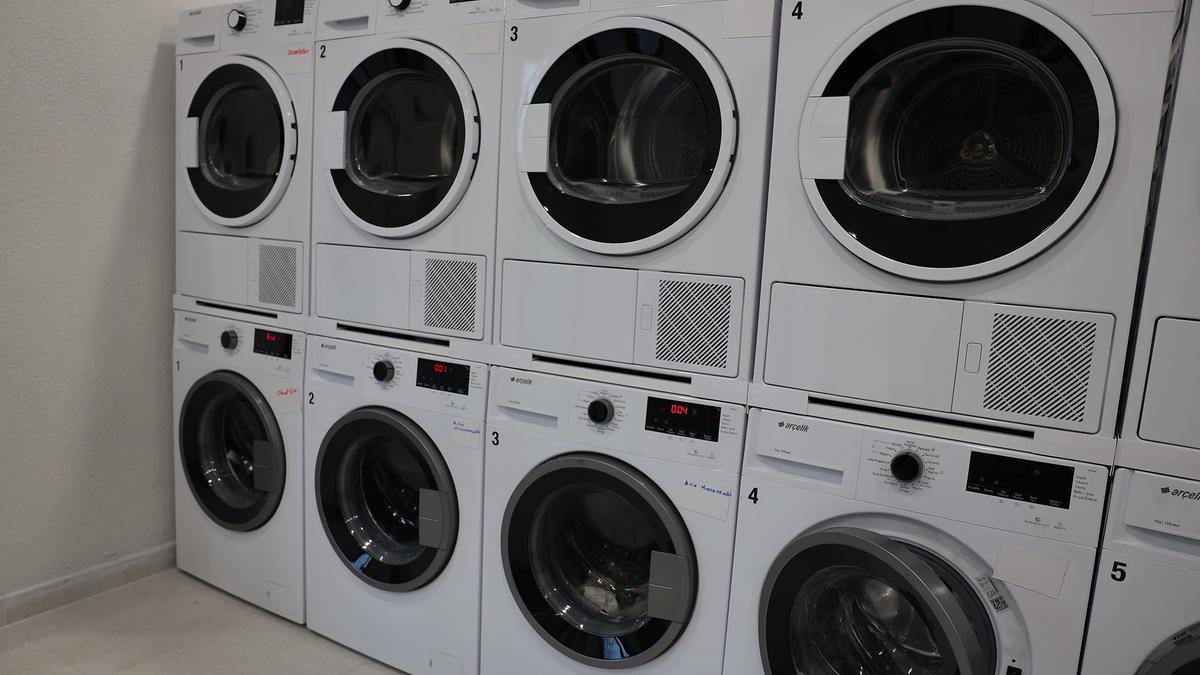 Sakarya’da öğrenciler çamaşırları yıkanırken kitap okuyor