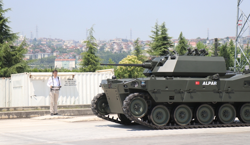 sakaryada-uretilen-agir-sinif-paletli-insansiz-zirhli-araci-gorucuye-ciktinzbyehjmvt