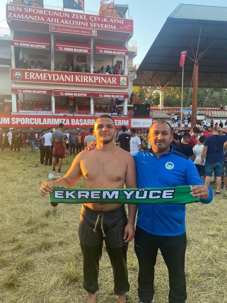 sakaryali-serdar-20-yasinda-en-genc-pehlivan-oldurhl6bvixu0