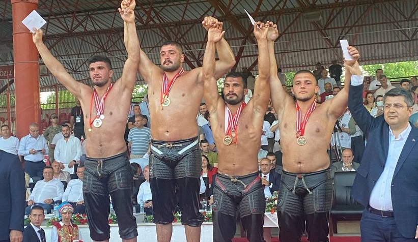 sakaryali-serdar-20-yasinda-en-genc-pehlivan-oldurhl6bvixu0