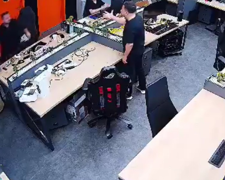 Sakaryalı ünlü yayıncı çalışanına saksı fırlattı