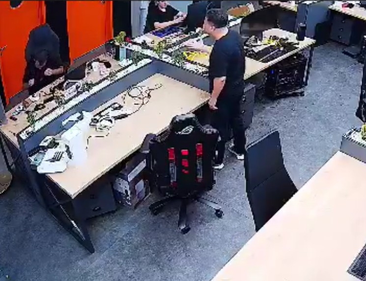 Sakaryalı ünlü yayıncı çalışanına saksı fırlattı