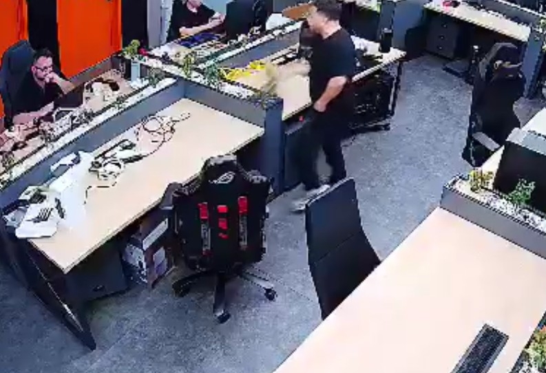 Sakaryalı ünlü yayıncı çalışanına saksı fırlattı