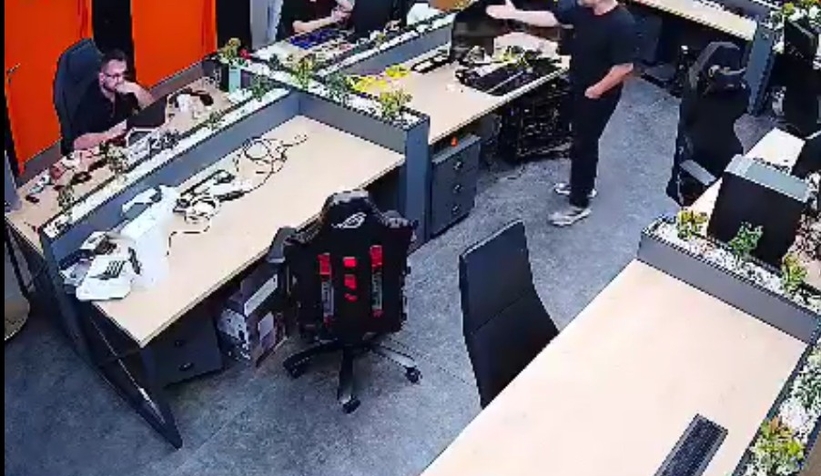 Sakaryalı ünlü yayıncı çalışanına saksı fırlattı