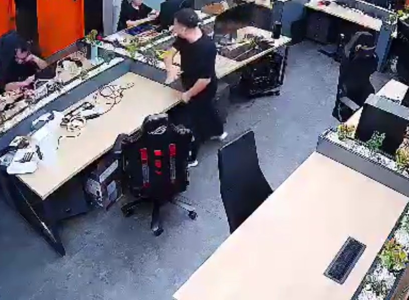 Sakaryalı ünlü yayıncı çalışanına saksı fırlattı