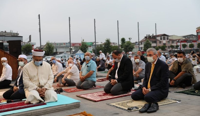 Sakaryalılar, bayram namazını Demokrasi Meydanında kıldı