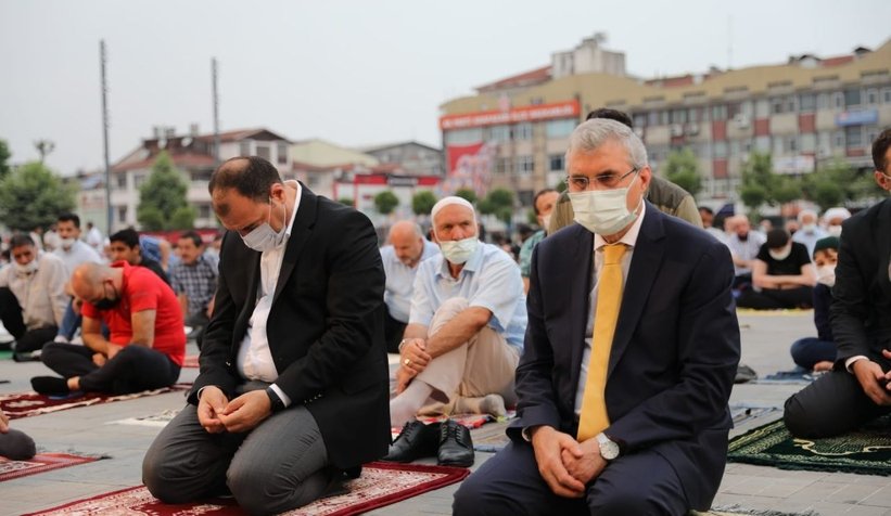 Sakaryalılar, bayram namazını Demokrasi Meydanında kıldı