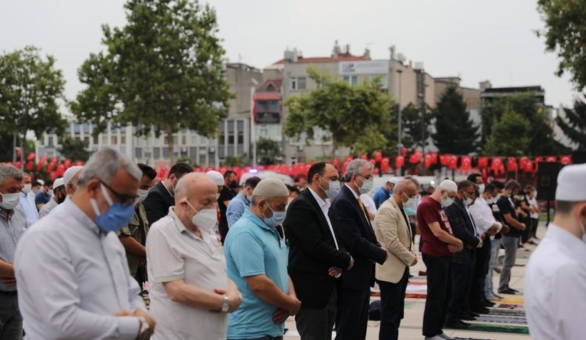 Sakaryalılar, bayram namazını Demokrasi Meydanında kıldı
