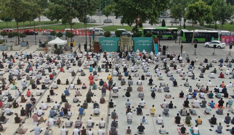 Sakaryalılar, bayram namazını Demokrasi Meydanında kıldı