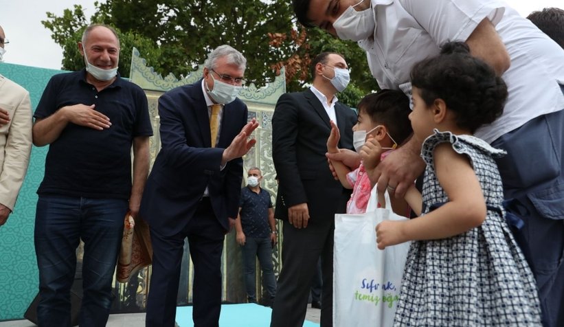 Sakaryalılar, bayram namazını Demokrasi Meydanında kıldı