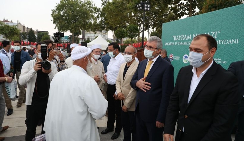 Sakaryalılar, bayram namazını Demokrasi Meydanında kıldı