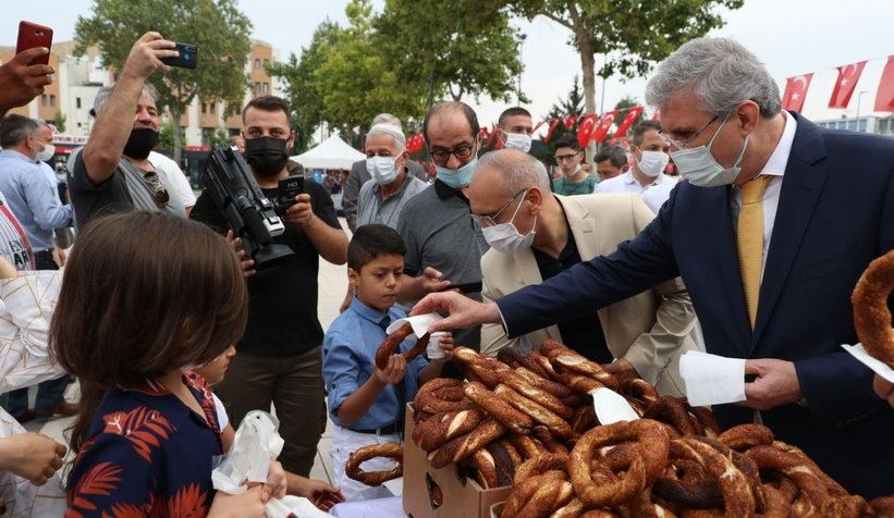 Sakaryalılar, bayram namazını Demokrasi Meydanında kıldı