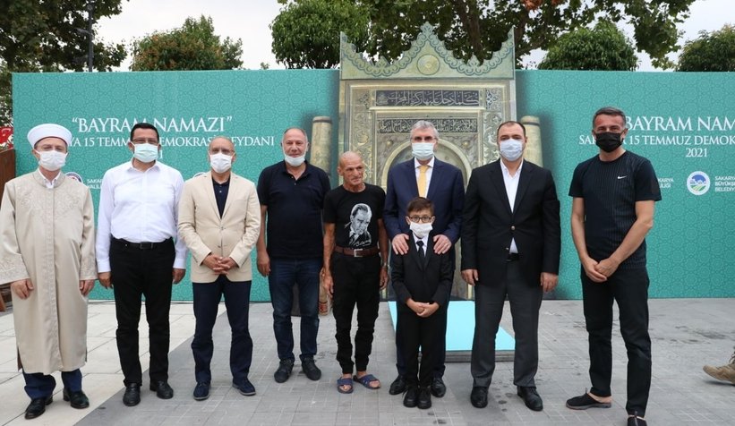 Sakaryalılar, bayram namazını Demokrasi Meydanında kıldı