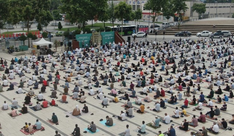 Sakaryalılar, bayram namazını Demokrasi Meydanında kıldı