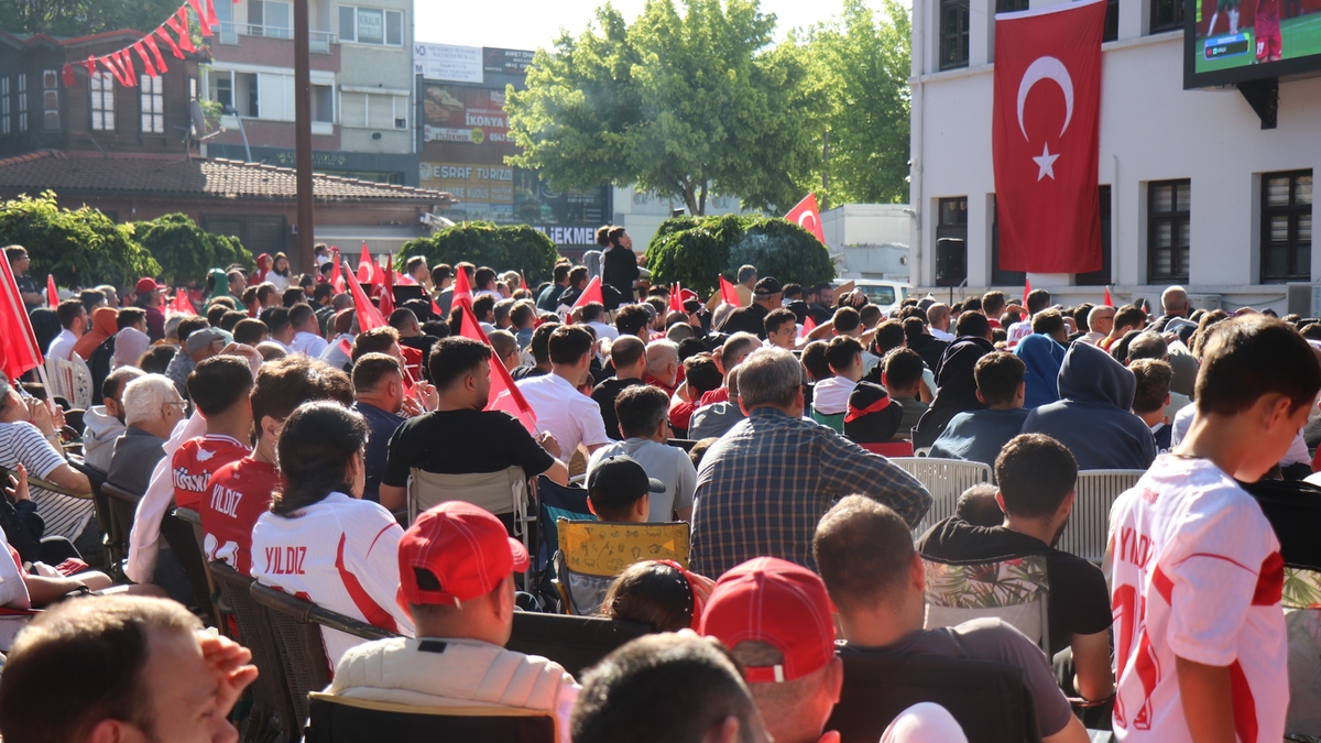 Sakaryalılar kırmızı beyazları giyip dev ekranda maçı izledi