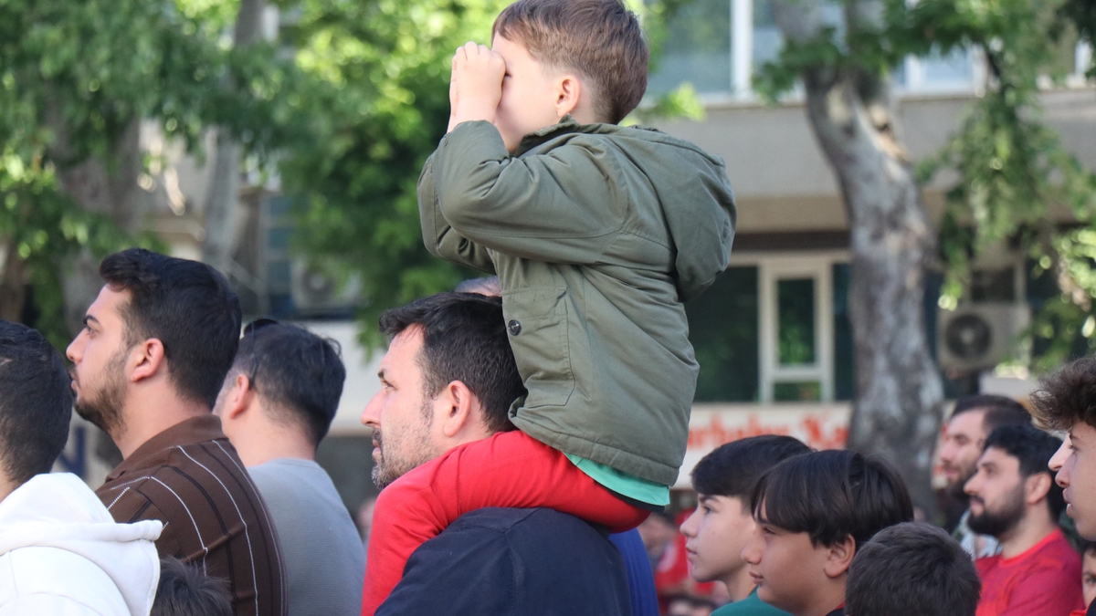 Sakaryalılar kırmızı beyazları giyip dev ekranda maçı izledi