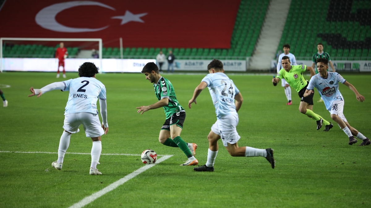 Sakaryaspor 11 haftalık galibiyet özlemine 4 golle son verdi