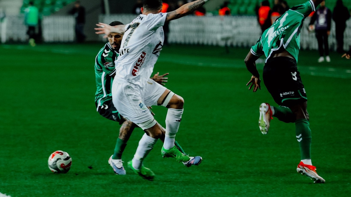 Sakaryaspor kazanmayı unuttu; Erzurum'a kaybettik