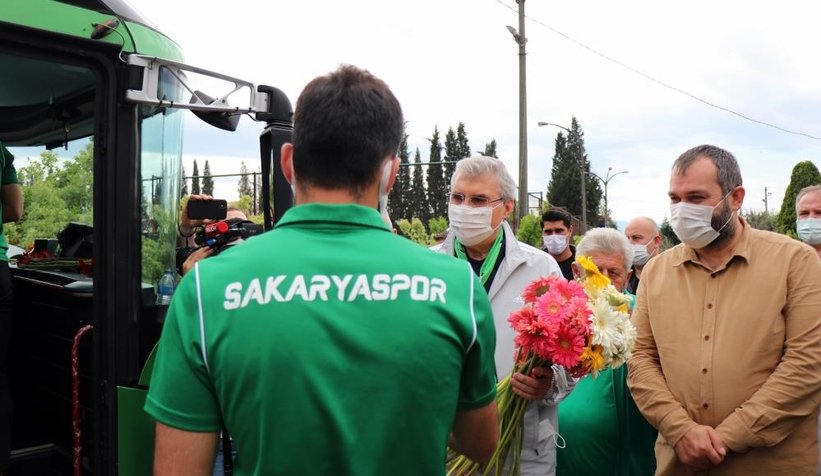Sakaryaspor Kırşehir'e meşaleler ile uğurlandı