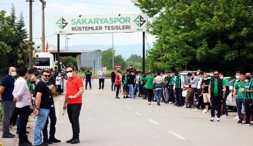 Sakaryaspor Kırşehir'e meşaleler ile uğurlandı