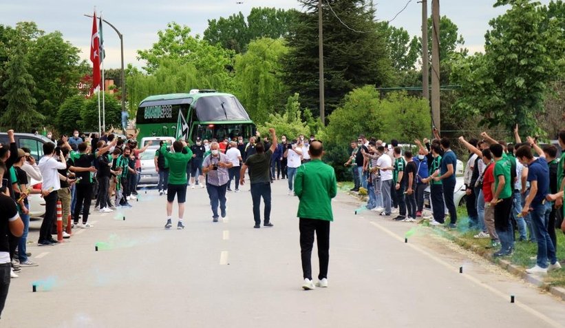 Sakaryaspor Kırşehir'e meşaleler ile uğurlandı