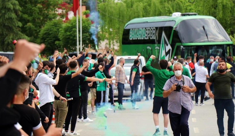 Sakaryaspor Kırşehir'e meşaleler ile uğurlandı