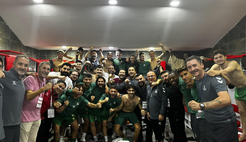 sakaryasporlu-futbolculardan-galibiyet-pozuyup3mllzzt