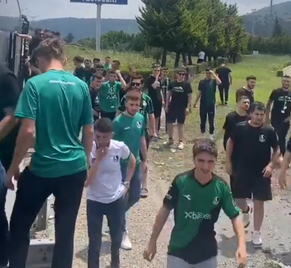 sakaryasporlu-taraftarlar-adana-da-saatlerce-gunes-altinda-bekletildisg1zt0jmt3