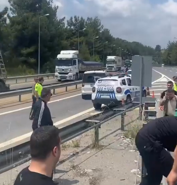 sakaryasporlu-taraftarlar-adana-da-saatlerce-gunes-altinda-bekletildisg1zt0jmt3