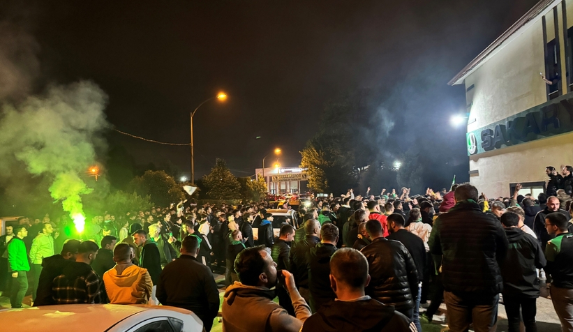 Sakaryaspor’un final coşkusu sokaklara sığmadı