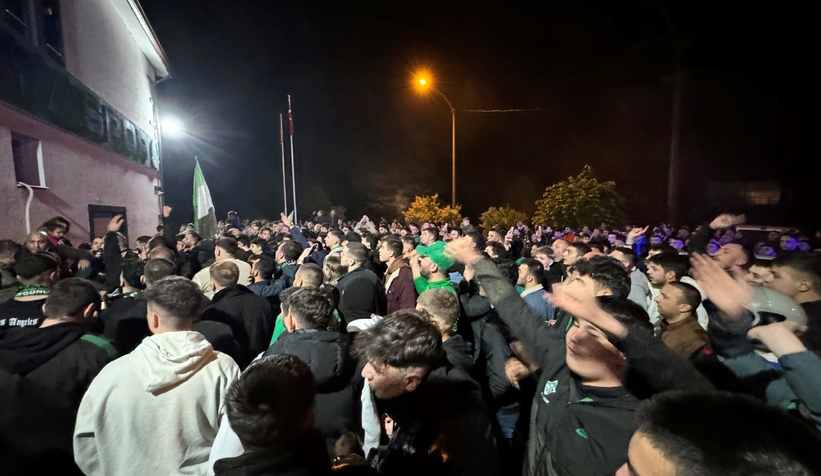 Sakaryaspor’un final coşkusu sokaklara sığmadı