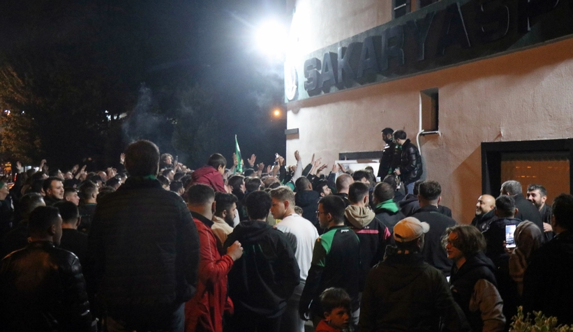 Sakaryaspor’un final coşkusu sokaklara sığmadı
