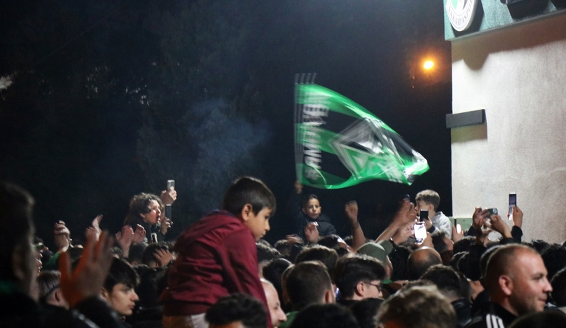 Sakaryaspor’un final coşkusu sokaklara sığmadı