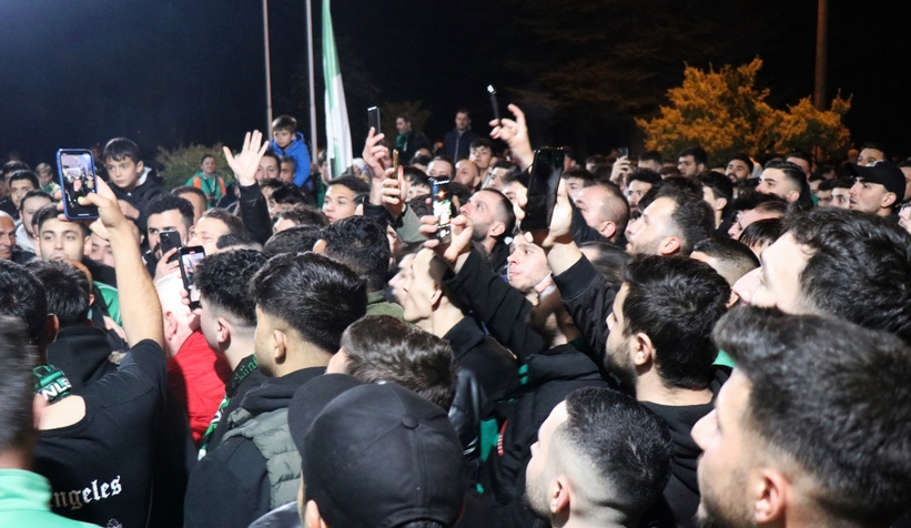 Sakaryaspor’un final coşkusu sokaklara sığmadı