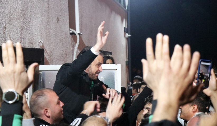 Sakaryaspor’un final coşkusu sokaklara sığmadı