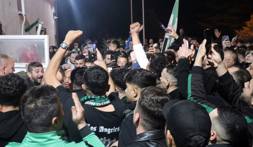 Sakaryaspor’un final coşkusu sokaklara sığmadı