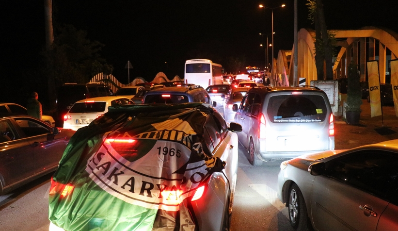 Sakaryaspor’un final coşkusu sokaklara sığmadı