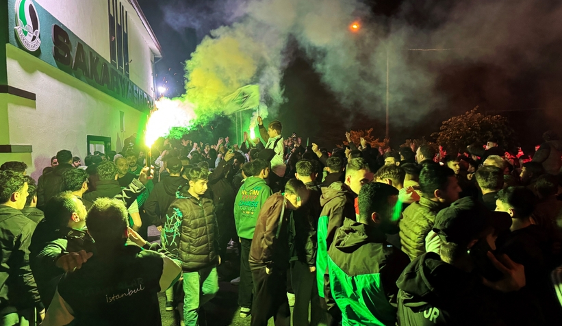 Sakaryaspor’un final coşkusu sokaklara sığmadı