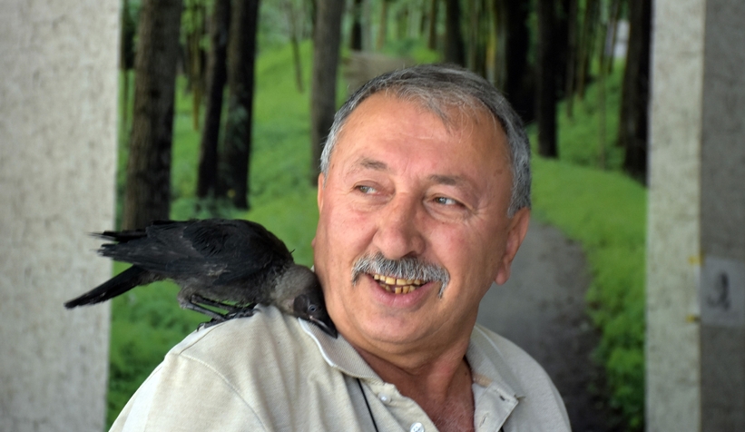 Şakir ismini verdiği kargayla dostluğunu görenler şaşırıyor