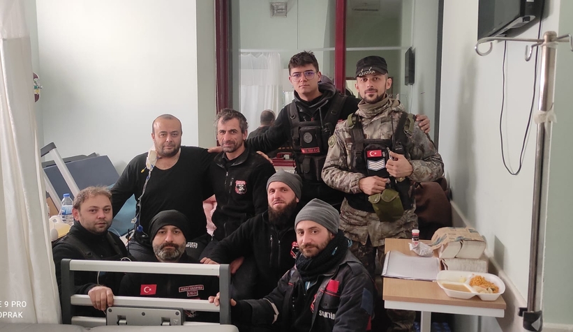 saktim-ekibi-enkazdan-sag-cikardiklari-serkan-i-ziyaret-ettitlfdskxknm